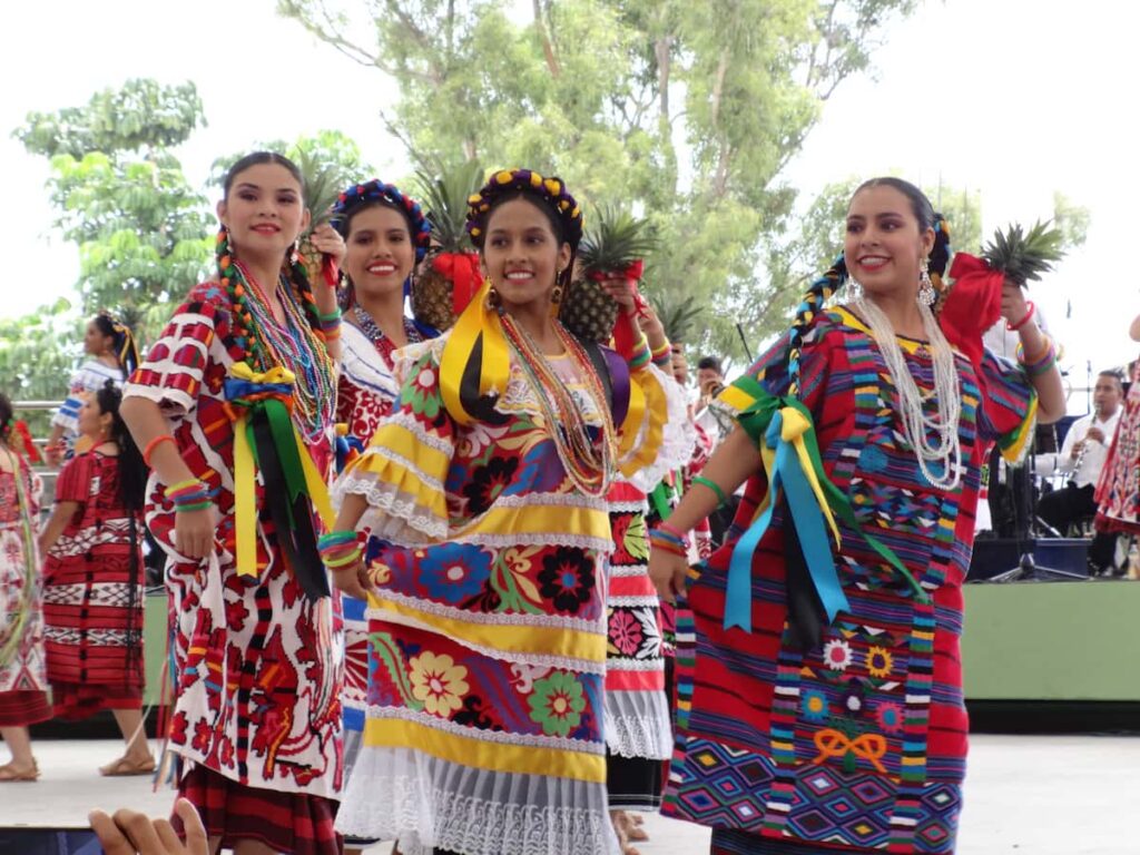 Flor de Piña dance Guelaguetza Oaxaca
